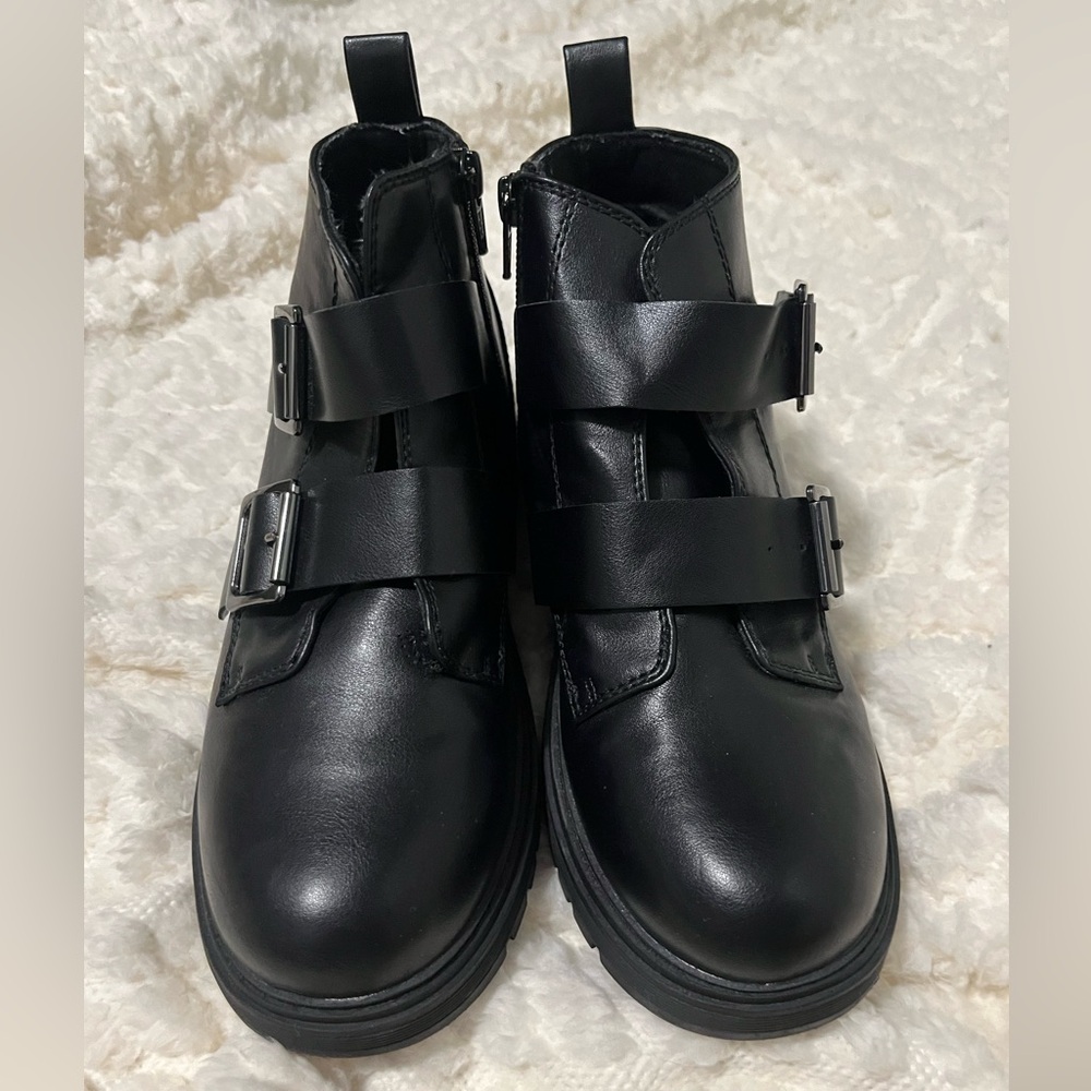 “So” little black boot with straps. Women’s 7 1/2